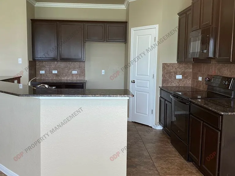 5607 Blackstone Dr — Photo 5