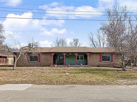 2nd image of 1907 Sun Valley Rd