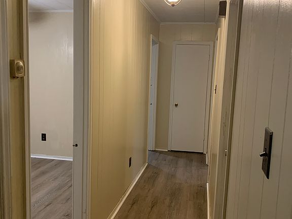 4th image of 203 Perry Ln