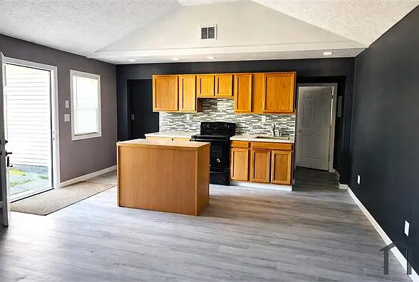1009 N Gladstone Ave — Photo 3