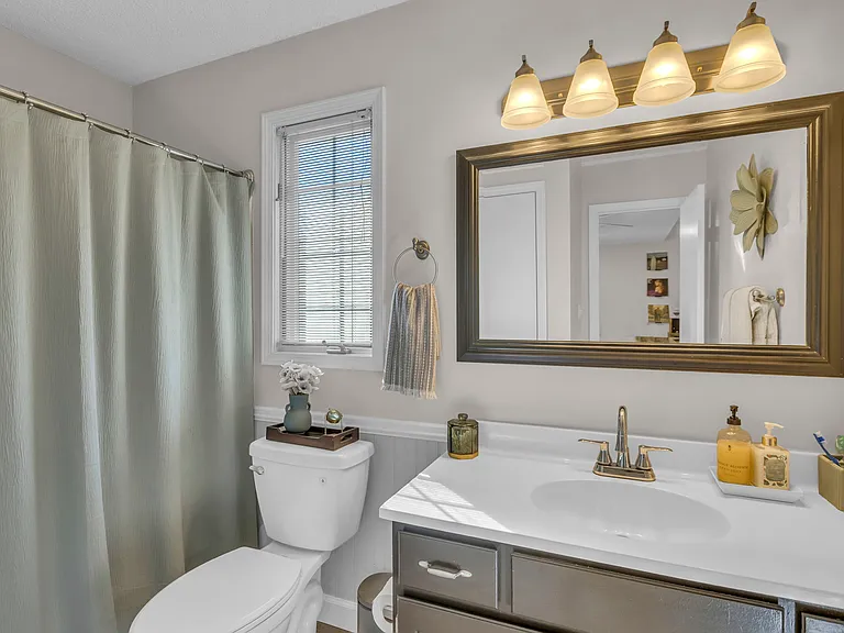 1409 Lawrence Ave — Photo 17