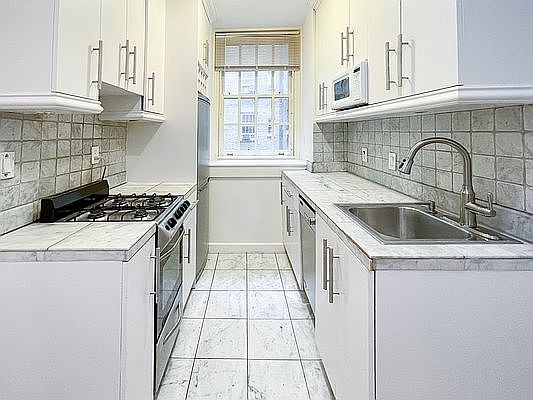 4th image of 516 E 78th St #1