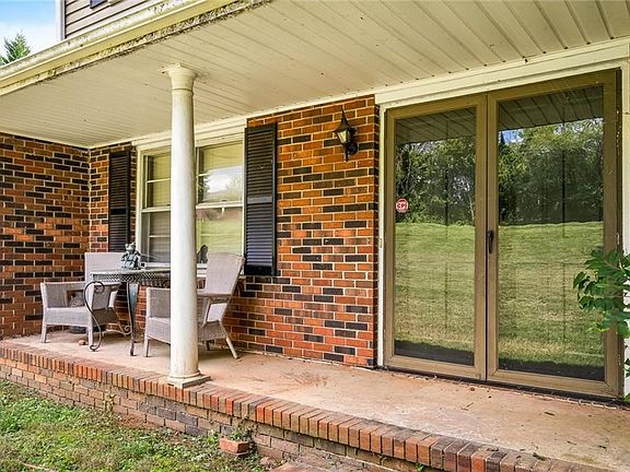 2nd image of 901 Parkwood Dr
