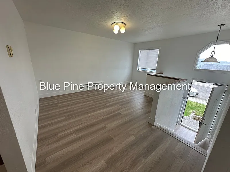 3 bed, 2.0 bath, 1450 sqft, $1,350 — Photo 2