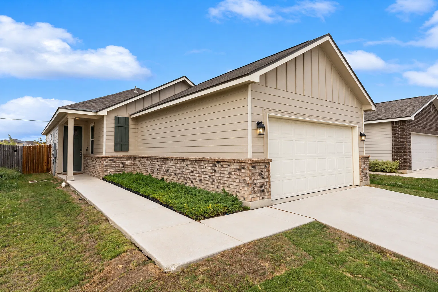 3 bed, 2.0 bath, 1496 sqft, $2,100 — Photo 1
