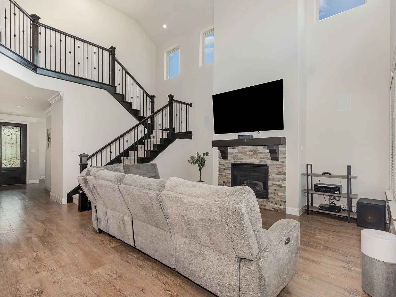 4 bed, 2.5 bath, 2644 sqft, $8,500 — Photo 3