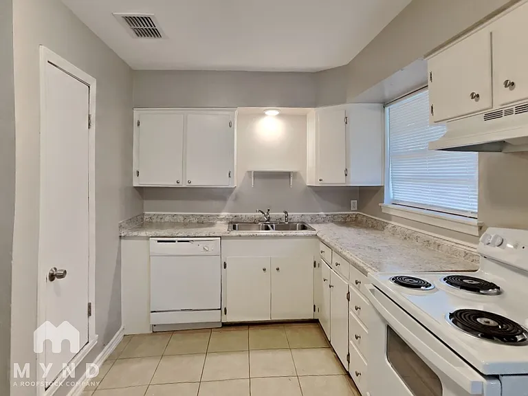 609 John Arden Dr — Photo 3