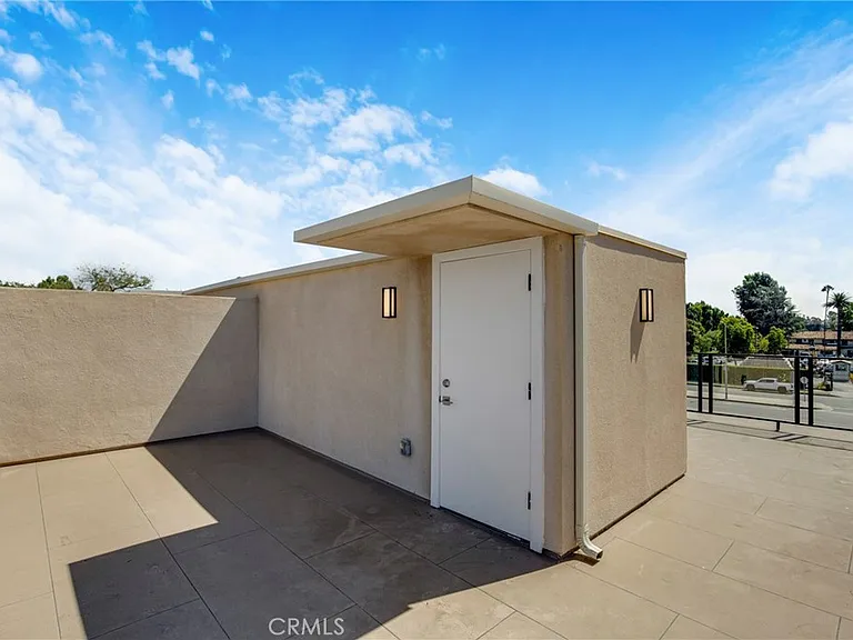 4855 Woodman Ave — Photo 28