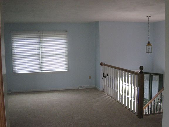 3rd image of 409 Rebecca Ln