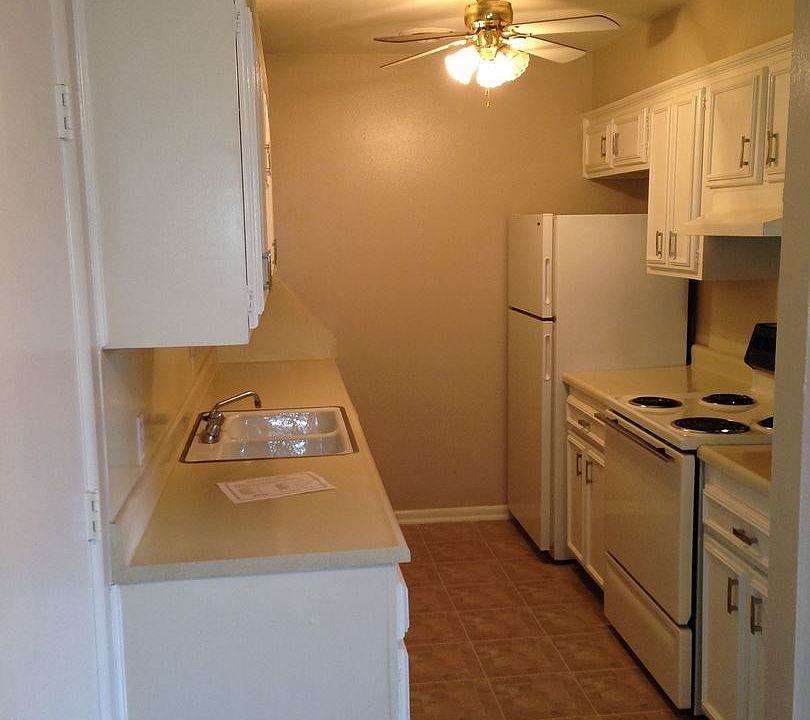2nd image of 2912 N Glenhaven Dr APT G12