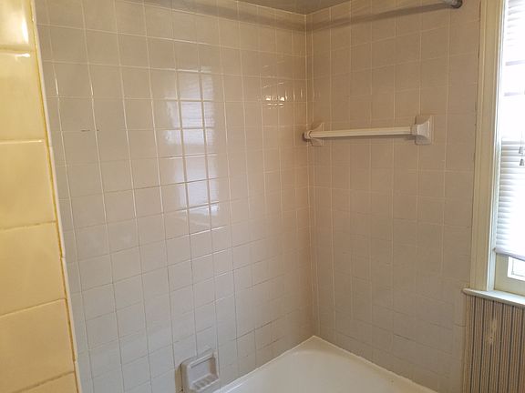 Fully tiled bath area