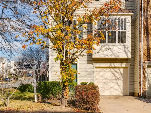 2466 Clover Field Cir, Herndon, VA 20171