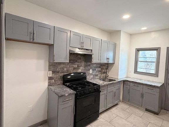 3rd image of 133 Mallory Ave