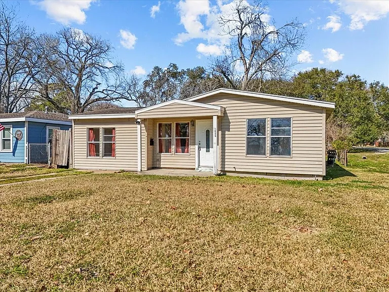 1002 Orange St — Photo 2