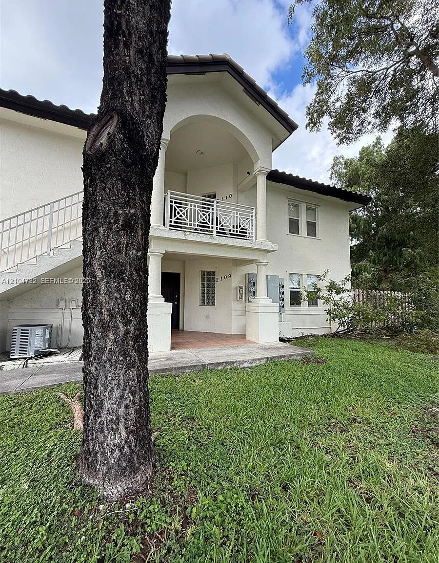 Ibis Villas At Doral Cond — Photo 1