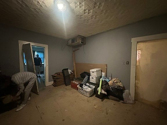 5th image of 828 E Price St