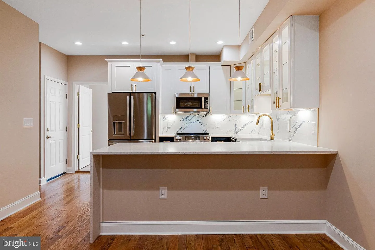 2 bed, 1.0 bath, 718 sqft, $1,950 — Photo 2