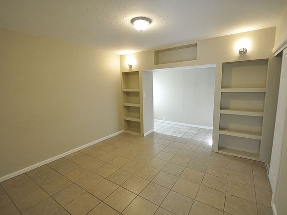 3rd image of 2302 W Greenbriar Dr