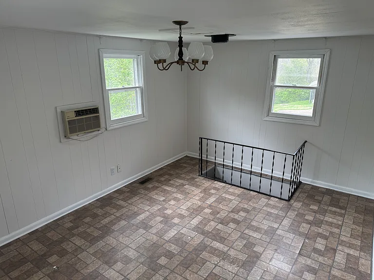 323 W Midvale Ave — Photo 2