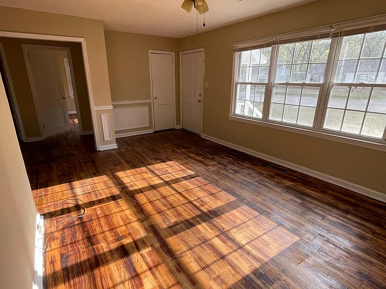 2553 Kaufman Dr — Photo 2