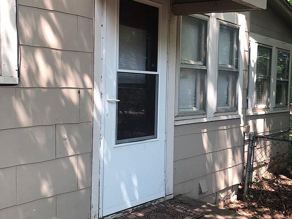 5th image of 128 1/2 W Elm Ave