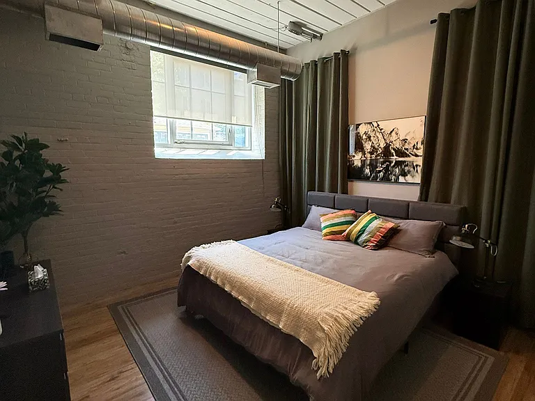 1135 Dundas St E #1 — Photo 11