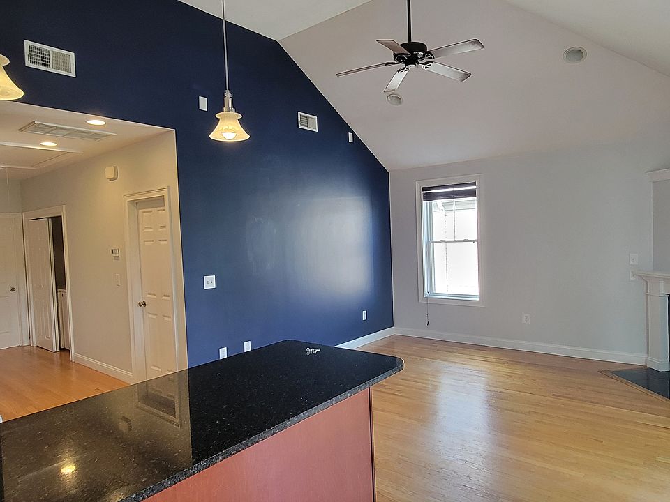 Living Room: Vaulted Ceilings, Gas Fireplace
