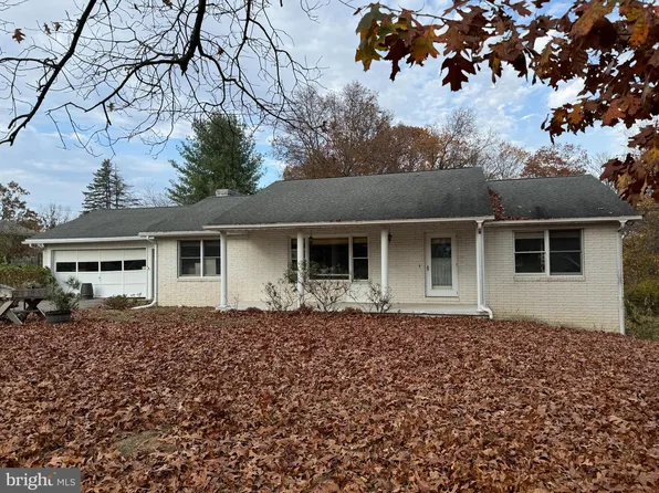 33 Lois Ln, Martinsburg, WV 25404