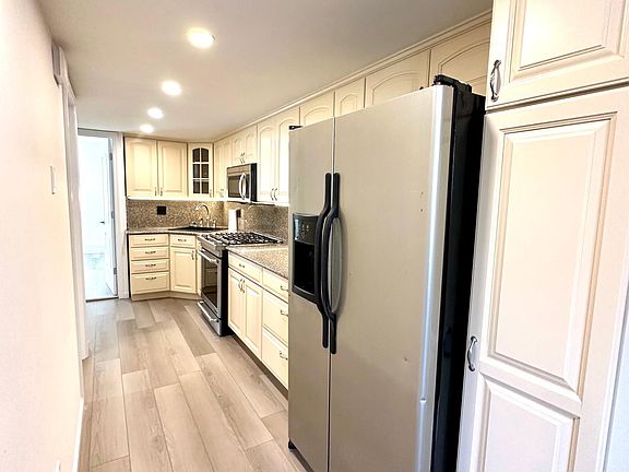 3rd image of 2076 Coyle St Floor 1