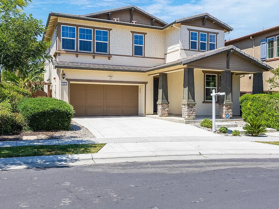 437 E Marcello Ave photo 1