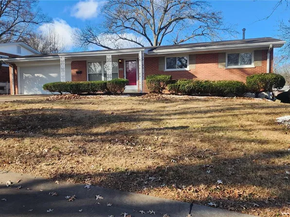 2445 Pinehurst Dr, Saint Louis, MO 63114