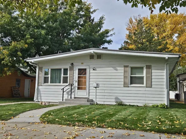 907 S Lake Ave, Miles City, MT 59301