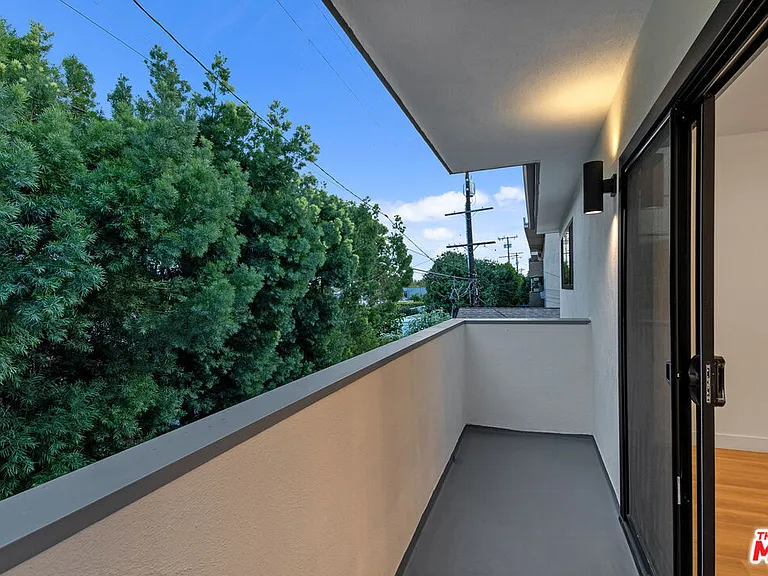 950 Havenhurst Dr #6 — Photo 12