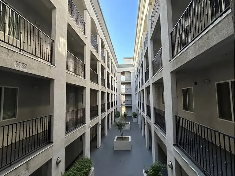 Sherman Oaks Place — Photo 9