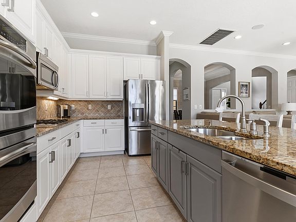 5th image of 15636 Glencrest Ave