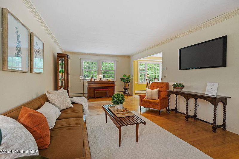 4th image of 135 Wood Dale Drive