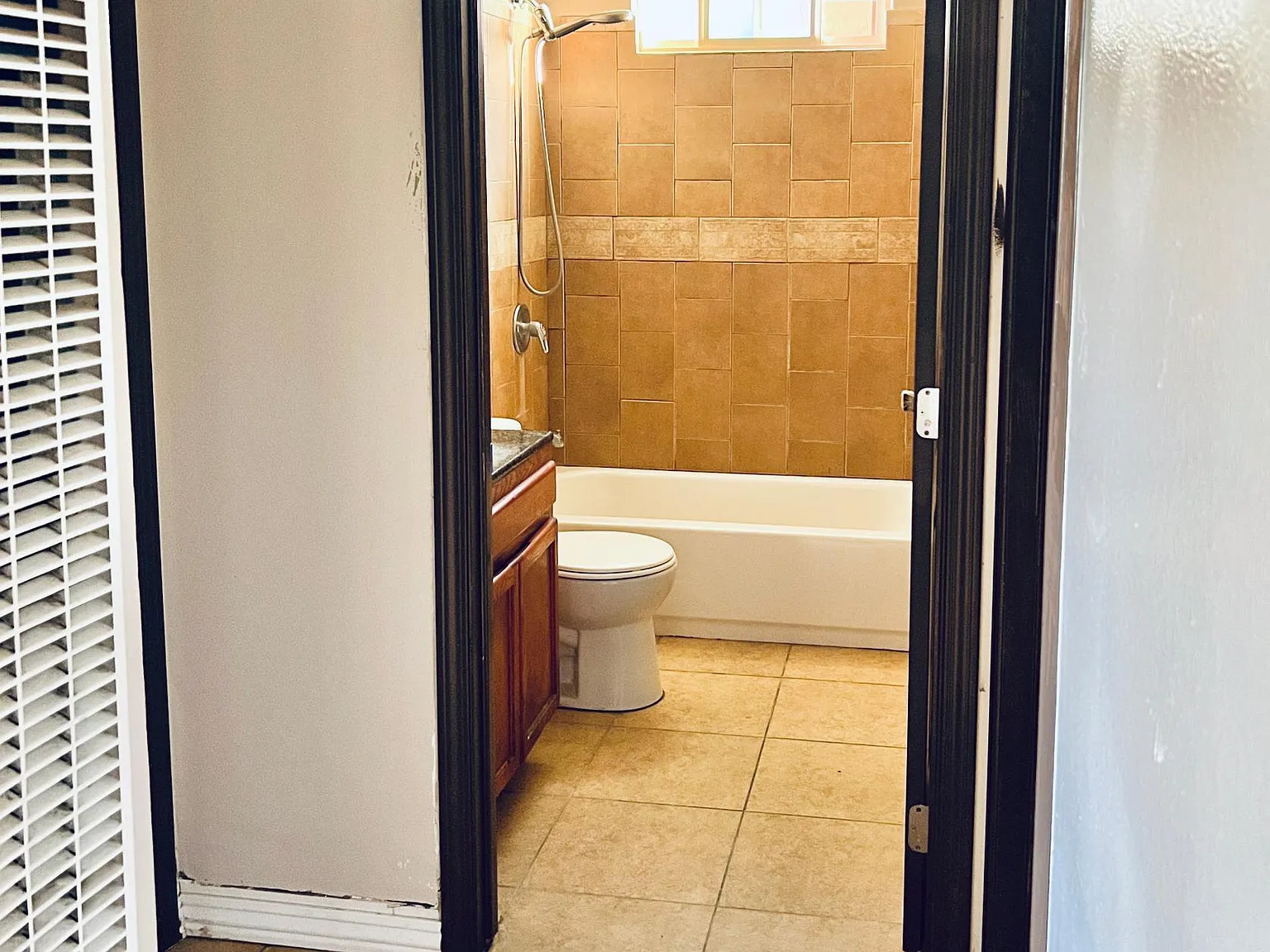 3 bed, 1250 sqft, $3,300 — Photo 2
