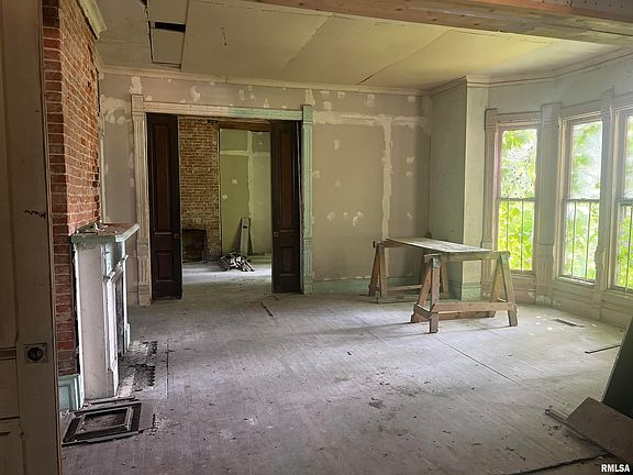 3rd image of 381 N Prairie St