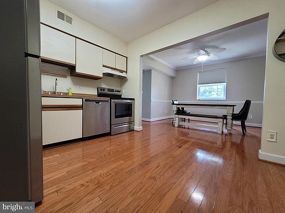 4th image of 6 Elphin Ct Unit 201