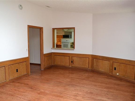 5th image of 819 Green Brook Dr