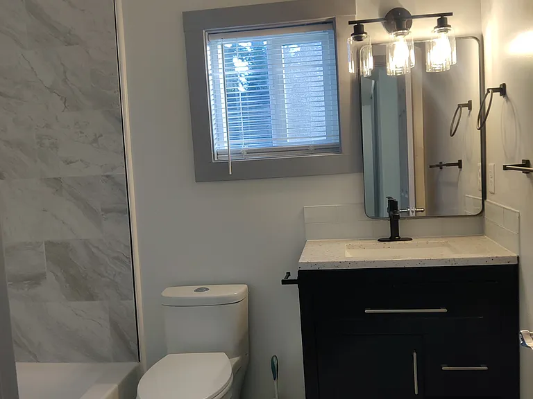 Full bath (upper level)