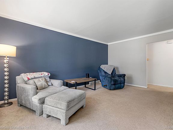3rd image of 20200 Shores St