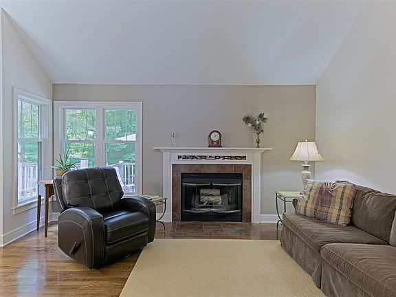 4th image of 3721 Village Circle Dr