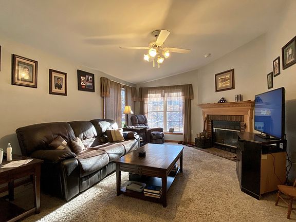 4th image of 393 Maple Dr