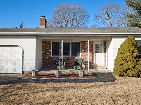 6 Linda Lane, Hampton Bays, NY 11946