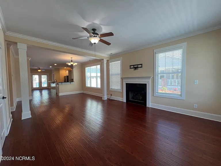 1211 Daisy Ct — Photo 6