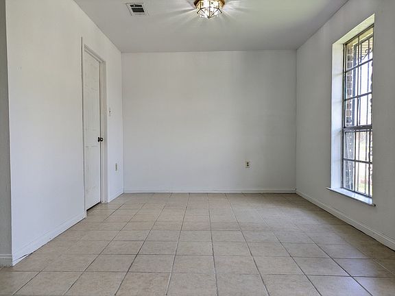 Front sitting area/Den