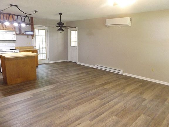 3rd image of 403 Victory Ln