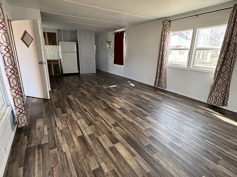 514 W E St — Photo 2