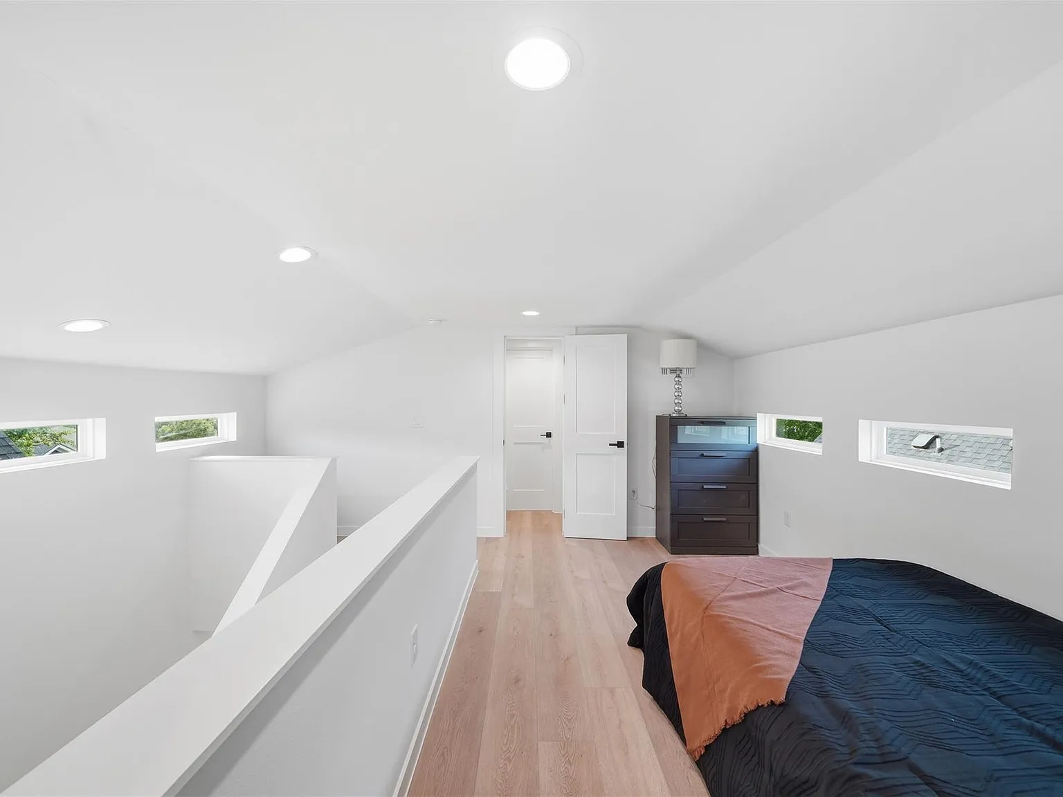 4 bed, 4.0 bath, 1834 sqft, $4,800 — Photo 4
